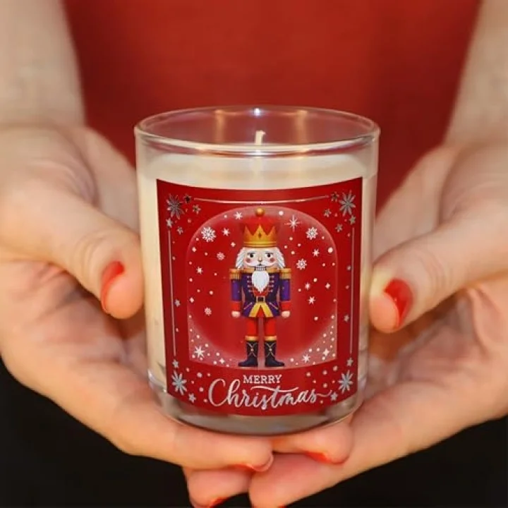Charm Lab Candle – Kurşun Asker (Nutcracker) Tasarımlı Mum, Kırmızı Renk Temalı, 135 g Doğal Bio Balmumu, 40 Saat Yanma Süresi, Cam Kavanoz, Şık Bristol Kutulu, Yılbaşı Koleksiyonu Hazır Hediye