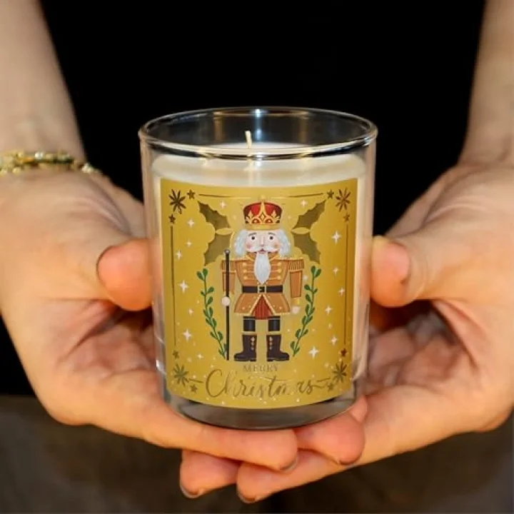 Charm Lab Candle – Kurşun Asker (Nutcracker) Tasarımlı Mum, Sarı Renk Temalı, 135 g Doğal Bio Balmumu, 40 Saat Yanma Süresi, Cam Kavanoz, Şık Bristol Kutulu, Yılbaşı Koleksiyonu Hazır Hediye