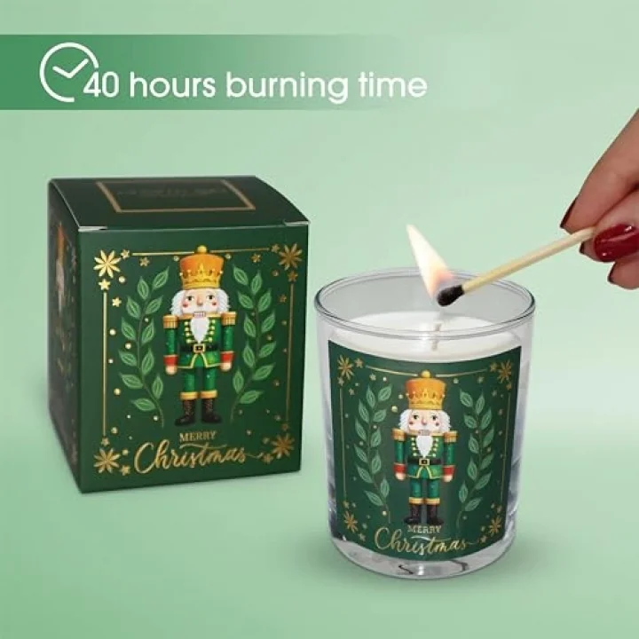 Charm Lab Candle – Kurşun Asker (Nutcracker) Tasarımlı Mum, Yeşil Renk Temalı, 135 g Doğal Biyo Balmumu, 40 Saat Yanma Süresi, Cam Kavanoz, Şık Bristol Kutulu, Yılbaşı Koleksiyonu Hazır Hediye