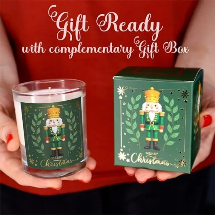 Charm Lab Candle – Kurşun Asker (Nutcracker) Tasarımlı Mum, Yeşil Renk Temalı, 135 g Doğal Biyo Balmumu, 40 Saat Yanma Süresi, Cam Kavanoz, Şık Bristol Kutulu, Yılbaşı Koleksiyonu Hazır Hediye