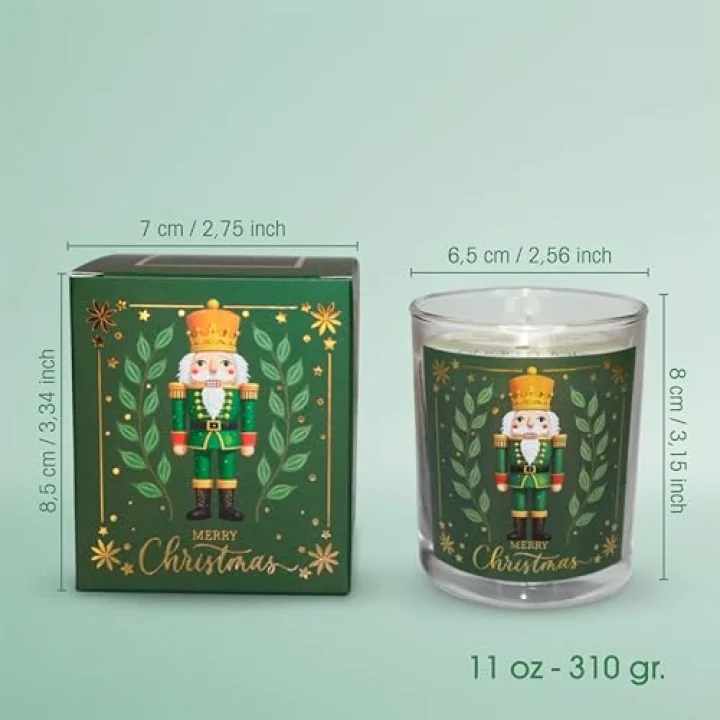 Charm Lab Candle – Kurşun Asker (Nutcracker) Tasarımlı Mum, Yeşil Renk Temalı, 135 g Doğal Biyo Balmumu, 40 Saat Yanma Süresi, Cam Kavanoz, Şık Bristol Kutulu, Yılbaşı Koleksiyonu Hazır Hediye