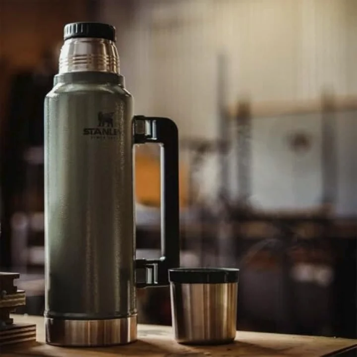 Classic Legendary Vakumlu Termos 1.4 Litre - Yeşil (Hammertone Green) | Paslanmaz Çelik | 40 saat boyunca sıcak veya soğuğu tutar, sızdırmaz ve bulaşık makinesinde yıkanabilir, BPA içermeyen yalıtımlı