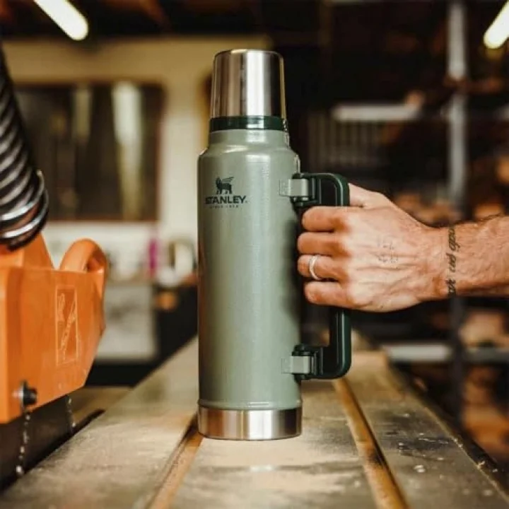 Classic Legendary Vakumlu Termos 1.4 Litre - Yeşil (Hammertone Green) | Paslanmaz Çelik | 40 saat boyunca sıcak veya soğuğu tutar, sızdırmaz ve bulaşık makinesinde yıkanabilir, BPA içermeyen yalıtımlı