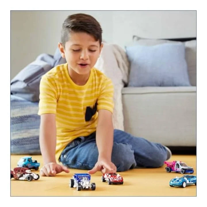 Hot Wheels Pull-Back Speeders oyuncak araba, 1:43 ölçeğinde, geri çekilip bırakmak için araba, Rolomatic motor veya kapı, bagaj veya motor kaputu ile açılabilir, modeller değişebilir, HPR70