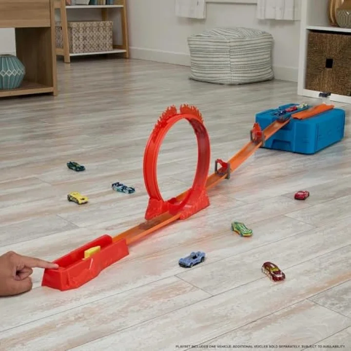 Hot Wheels Track Builder Alev Temalı Akrobasi Seti ve 1 adet araba, birleştirilebilir oyuncak saklama kutusunda 16 adet pist oluşturma ve akrobasi parçası, HMC04
