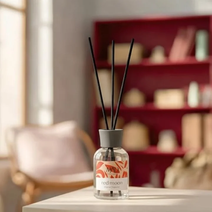 Mad Red Moon Ortam Kokusu – Nar, Ahududu ve Karamel ile Meyvemsi, Çiçeksi ve Çarpıcı-Bambu Çubuklu 50 Ml