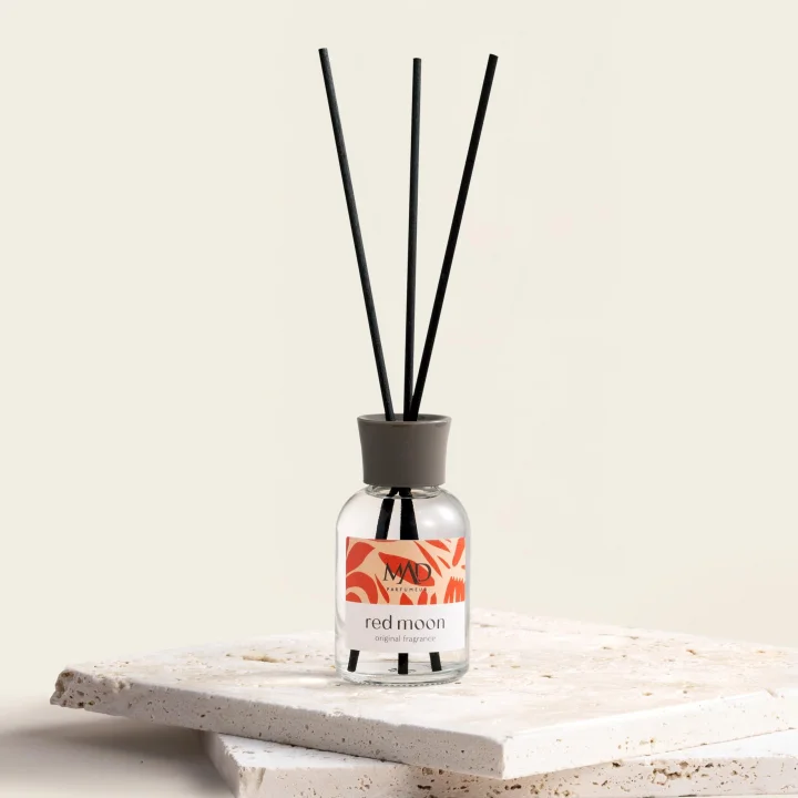 Mad Red Moon Ortam Kokusu – Nar, Ahududu ve Karamel ile Meyvemsi, Çiçeksi ve Çarpıcı-Bambu Çubuklu 50 Ml