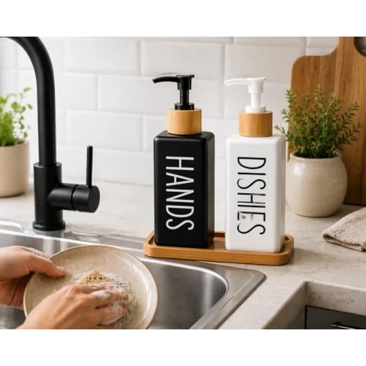 Minimalist Bambu Tepsili Siyah Beyaz Sabunluk ve Deterjan Dispenser Seti, Mutfak, Banyo ve Lavabo İçin Şık, Dayanıklı, Kaymaz Tabanlı, Geniş Ağızlı, Kolay Dolumlu Sıvı Sabunluk & Bulaşık Deterjan Şiş