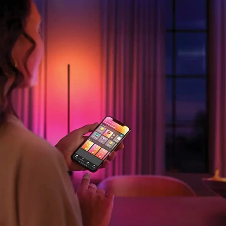 Philips Hue Gradient Signe Akıllı Led Zemin Işığı, Lambader, Siyah - 25.000 Saat Ampul Kullanım Ömrü