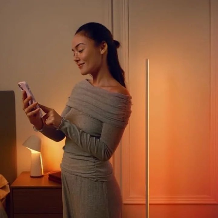 Philips Hue Twilight akıllı uyku ve uyandırma masa lambası, beyaz ve renkli ışık, Bluetooth uyumlu, Alexa, Apple Home & Google Assistant ile sesli kontrol, beyaz - 25.000 Saat Ampul Kullanım Ömrü