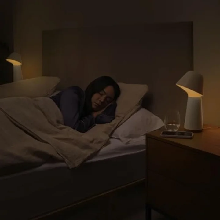 Philips Hue Twilight akıllı uyku ve uyandırma masa lambası, beyaz ve renkli ışık, Bluetooth uyumlu, Alexa, Apple Home & Google Assistant ile sesli kontrol, beyaz - 25.000 Saat Ampul Kullanım Ömrü
