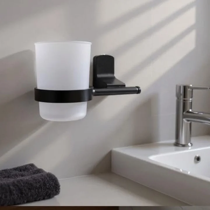 Siyah Lüx Diş Fırçalık Vidalı Banyo Aksesuarı Modern Tasarım Duvara Monte Dayanıklı Kullanım