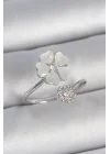 Mey İthalat® Pirinç Gümüş Renk Beyaz Mineli Çiçek Model Zirkon Taş Detay Kadın Yüzük