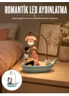 Mey İthalat® Romantik Sandal Üzerinde Çift Figürü LED Gece Lambası Masa Dekoru Yeni Nesil