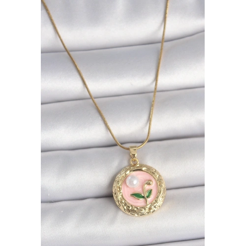 BFS 316L Çelik Gold Renk Zincir Pembe Çiçek İşlemeli inci Detay Portre Model Kadın Kolye