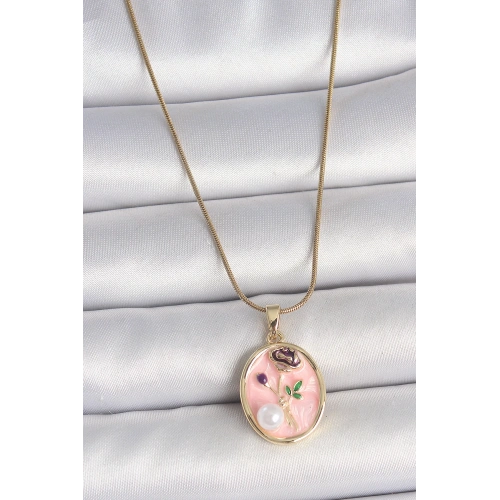 BFS 316L Çelik Gold Renk Zincir Pembe Çiçek İşlemeli İnci Detay Portre Model Kadın Kolye