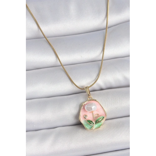 BFS 316L Çelik Gold Renk Zincir Pembe Çiçek İşlemeli İnci Detay Portre Model Kadın Kolye