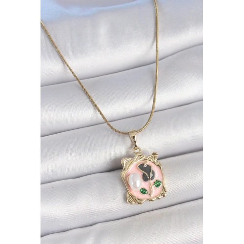 BFS 316L Çelik Gold Renk Zincir Pembe Mineli Çiçek İşlemli İnci Detay Portre Model Kadın Kolye