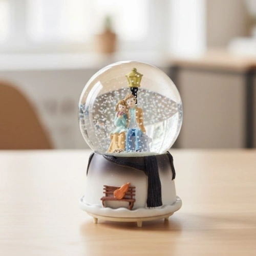 Pilli Işıklı Müzikli Kar Küresi–Kış Masalı Bankta Sevgili Figürlü Eğlenceli Masaüstü Biblo, LED Aydınlatmalı Dekoratif Hediyelik Kar Küresi