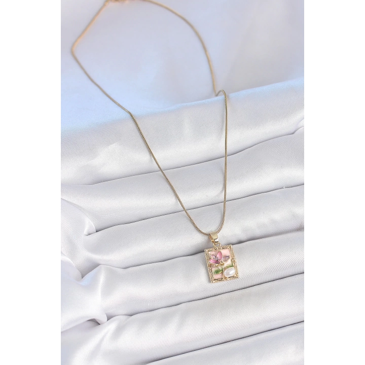 BFS 316L Çelik Gold Renk Pembe Mineli Çiçek İşlemeli İnci Detay Portre Model Kadın Kolye