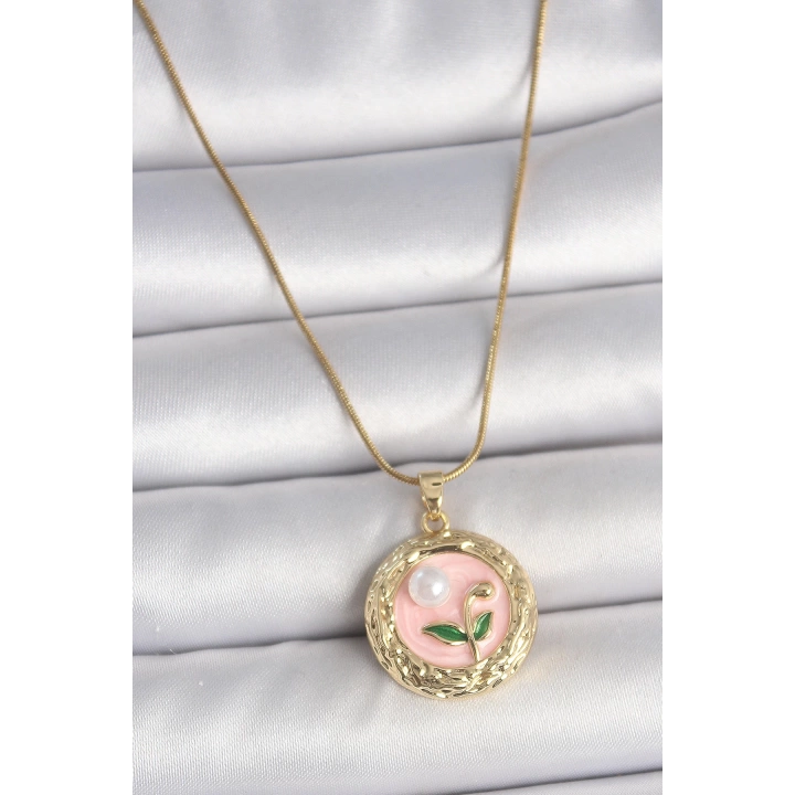 BFS 316L Çelik Gold Renk Zincir Pembe Çiçek İşlemeli inci Detay Portre Model Kadın Kolye