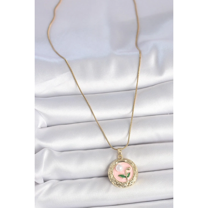 BFS 316L Çelik Gold Renk Zincir Pembe Çiçek İşlemeli inci Detay Portre Model Kadın Kolye