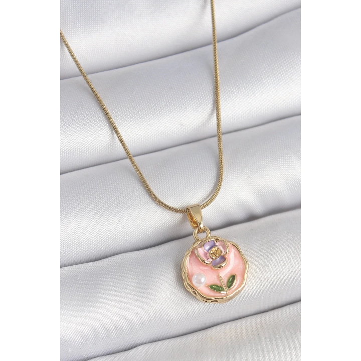 BFS 316L Çelik Gold Renk Zincir Pembe Minimal Çiçek İşlemeli İnci Detay Portre Model Kadın Kolye