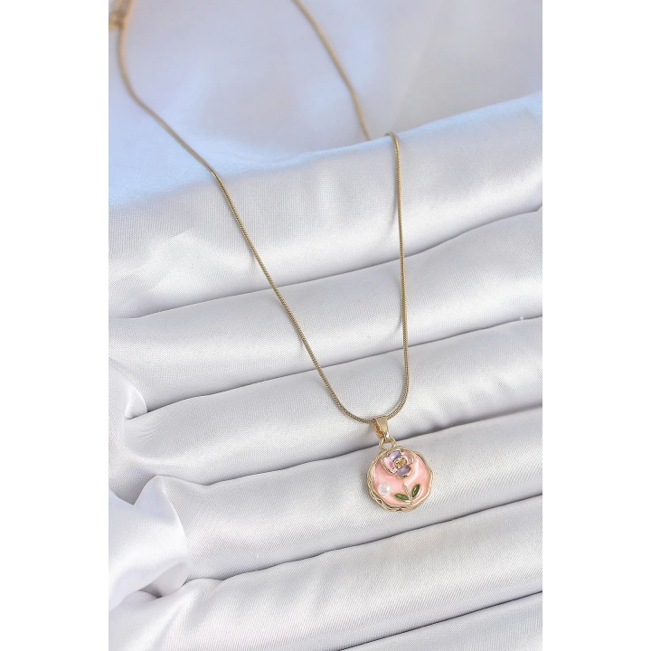 BFS 316L Çelik Gold Renk Zincir Pembe Minimal Çiçek İşlemeli İnci Detay Portre Model Kadın Kolye