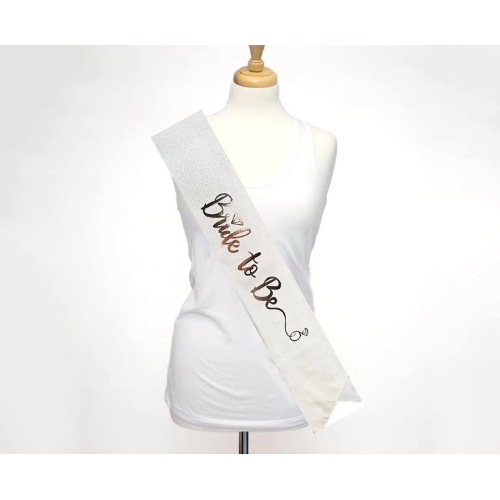 BFS   Beyaz Üzeri Gümüş İtalik Alyanslı Bride To Be Yazılı Simli Işıltılı Kuşak Kemer 10x80 cm