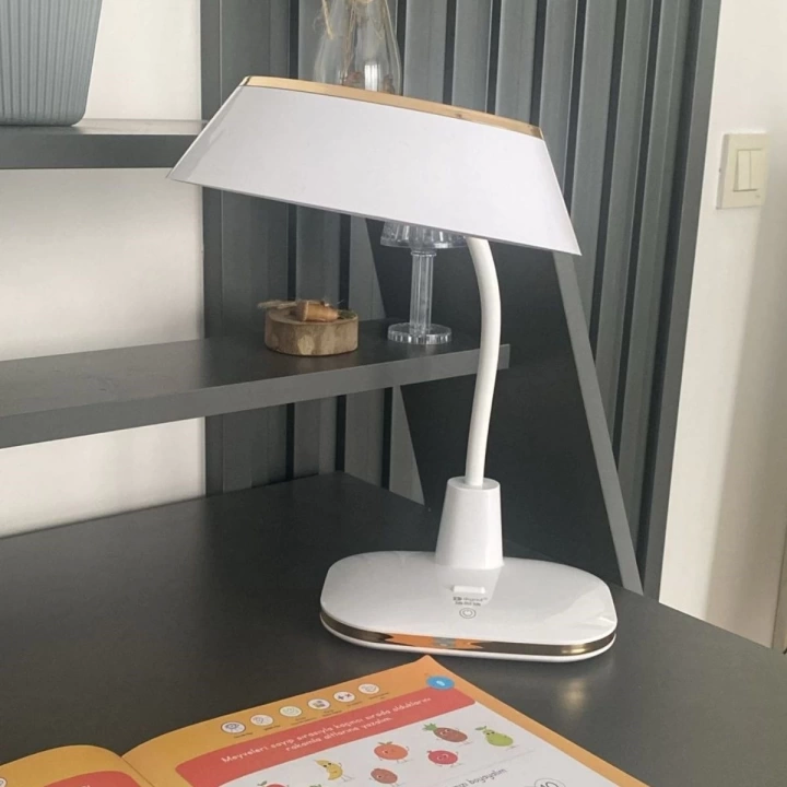 BFS  Dokunmatik 3 Farklı Büyük LED Işıklı Çalışma Masası Üstü Kıvrılabilir Başlıklı Lamba