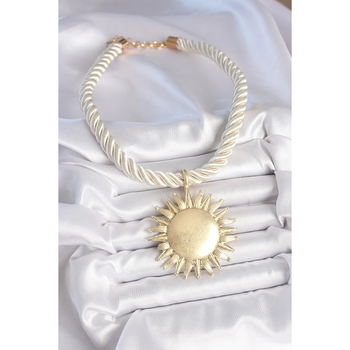 BFS Kırık Beyaz Halat Model Gold Renk Güneş Figürlü Pirinç Kolye