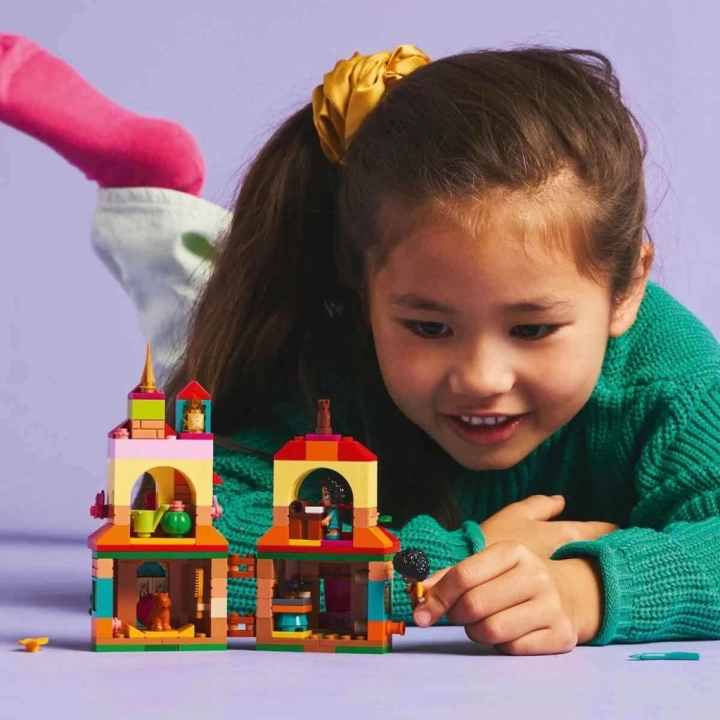 BFS   LEGO Disney Mini Enkanto Evi 43261