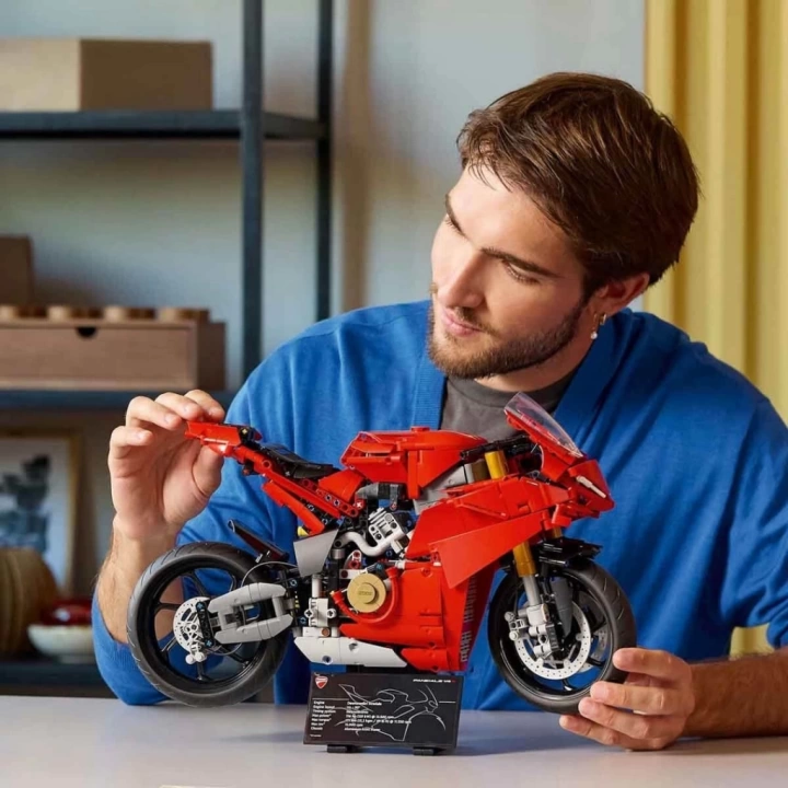 BFS   LEGO Technic Ducati Panigale V4 S Motosiklet 42202