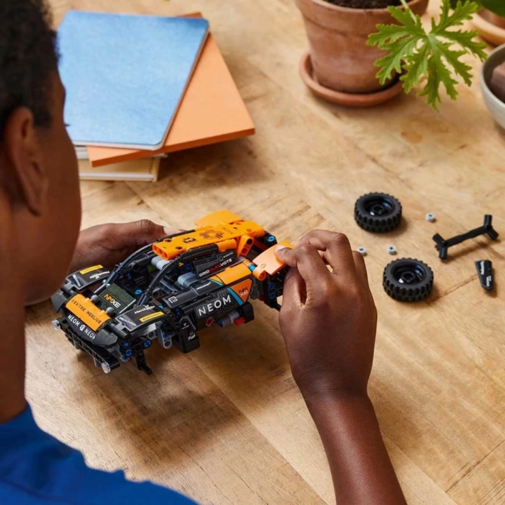 BFS   LEGO Technic NEOM McLaren Extreme E Race Car 42166