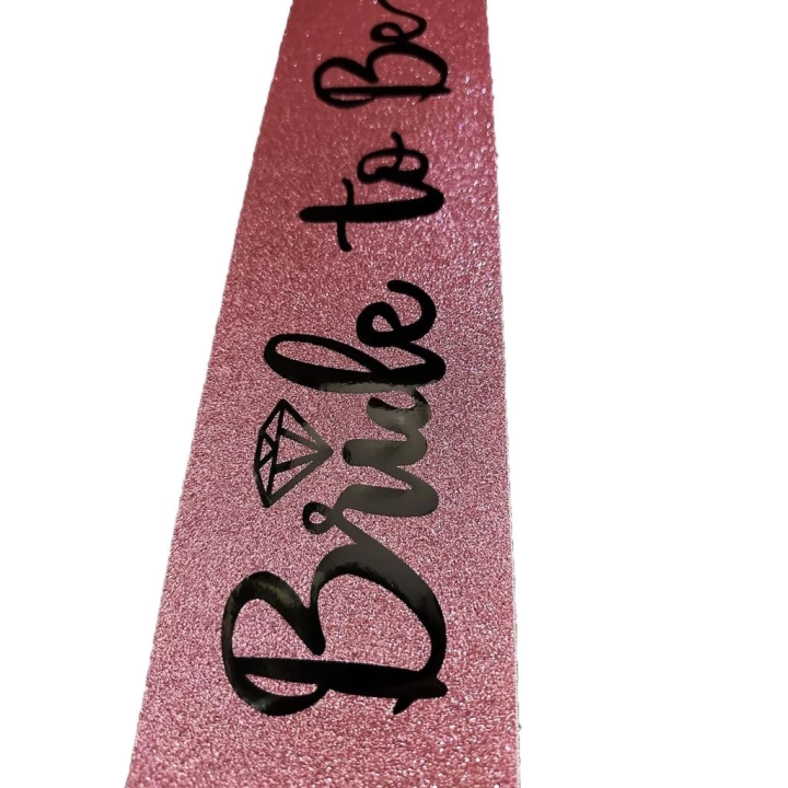 BFS   Pembe Üzeri Siyah İtalik Alyanslı Bride To Be Yazılı Simli Işıltılı Kuşak Kemer 10x80 cm