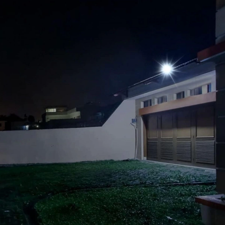 Dış Mekan ve Kamp İçin USB İle Şarj Olan 4 Farklı Işık Modlu Güçlü  Projektör a 200W 3600 Mah