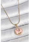 BFS 316L Çelik Gold Renk Zincir Pembe Minimal Çiçek İşlemeli İnci Detay Portre Model Kadın Kolye
