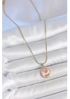 BFS 316L Çelik Gold Renk Zincir Pembe Minimal Çiçek İşlemeli İnci Detay Portre Model Kadın Kolye