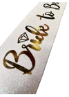 BFS   Beyaz Üzeri Altın İtalik Alyanslı Bride To Be Yazılı Simli Işıltılı Kuşak Kemer 10x80 cm