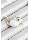 BFS Zirkon Taşlı İnci Detaylı Beyaz 3D Kedi Figürlü Gold Renk Kadın Broş