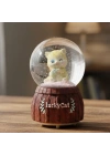 Pilli Işıklı Müzikli Kar Küresi–Şanslı Kedi Figürlü Eğlenceli Masaüstü Biblo, LED Aydınlatmalı Dekoratif Hediyelik Kar Küresi