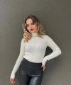 Kadın Boğazlı Beyaz Yumuşak Kazak