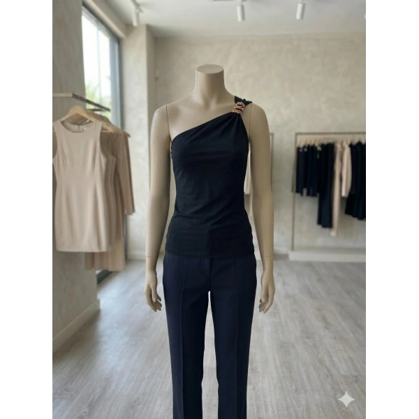 Tek Omuz Detaylı Şık