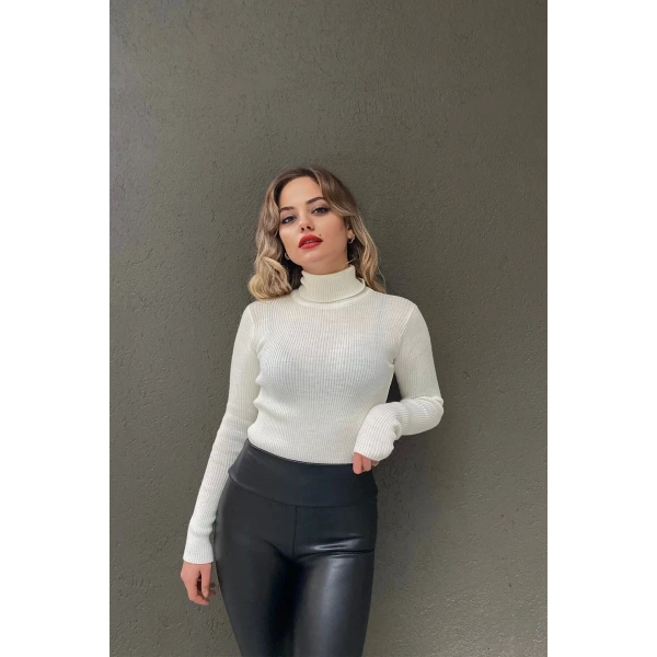 Kadın Boğazlı Beyaz Yumuşak Kazak