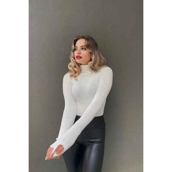 Kadın Boğazlı Beyaz Yumuşak Kazak