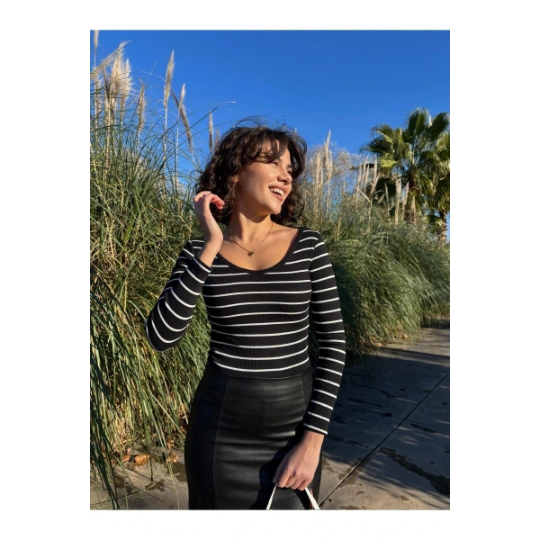 V Yaka Çizgili Triko Crop