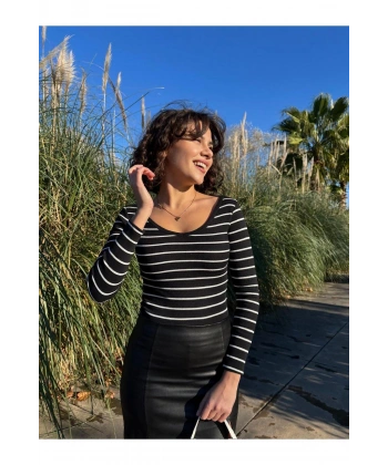 V Yaka Çizgili Triko Crop