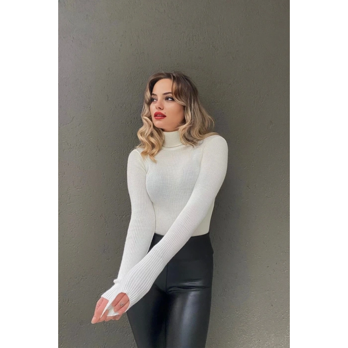 Kadın Boğazlı Beyaz Yumuşak Kazak