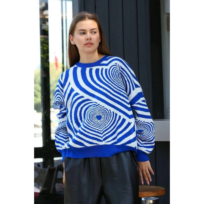 Beyaz kalp çizgili kazak saks mavisi