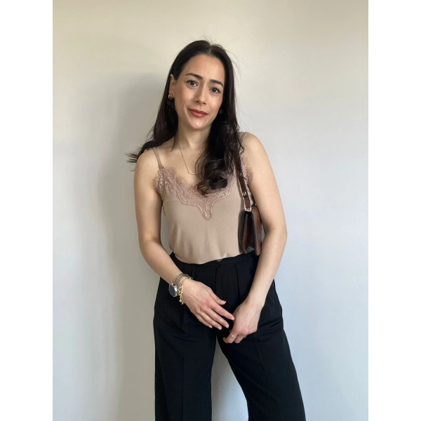 İp Askı Dantel Yaka Bluz Krem